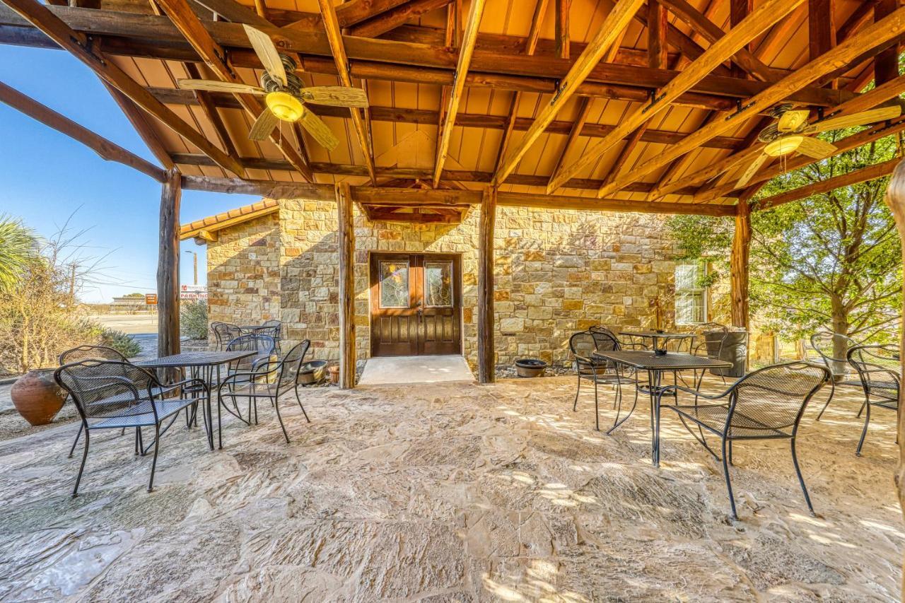 The Pecan @ Mendelbaum Winery Guest Cabins Villa Fredericksburg Exterior photo